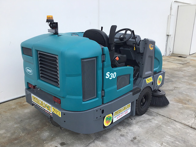 TENNANT S30 RIDE ON SWEEPER